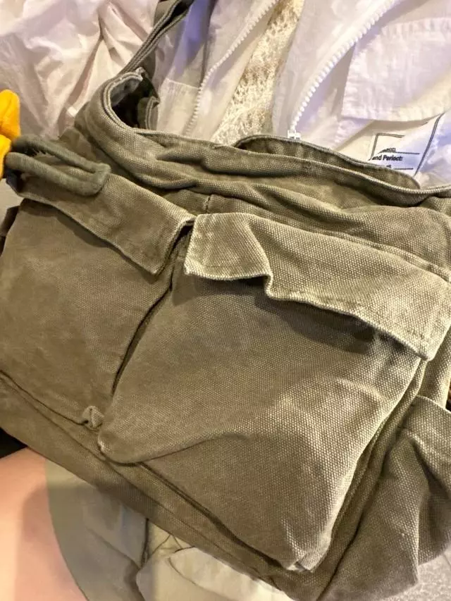 딸아이가 좋아해요,빈티지한 느낌의 가방을 찾고있었거든요~예쁘게 메고 다닐께요~
