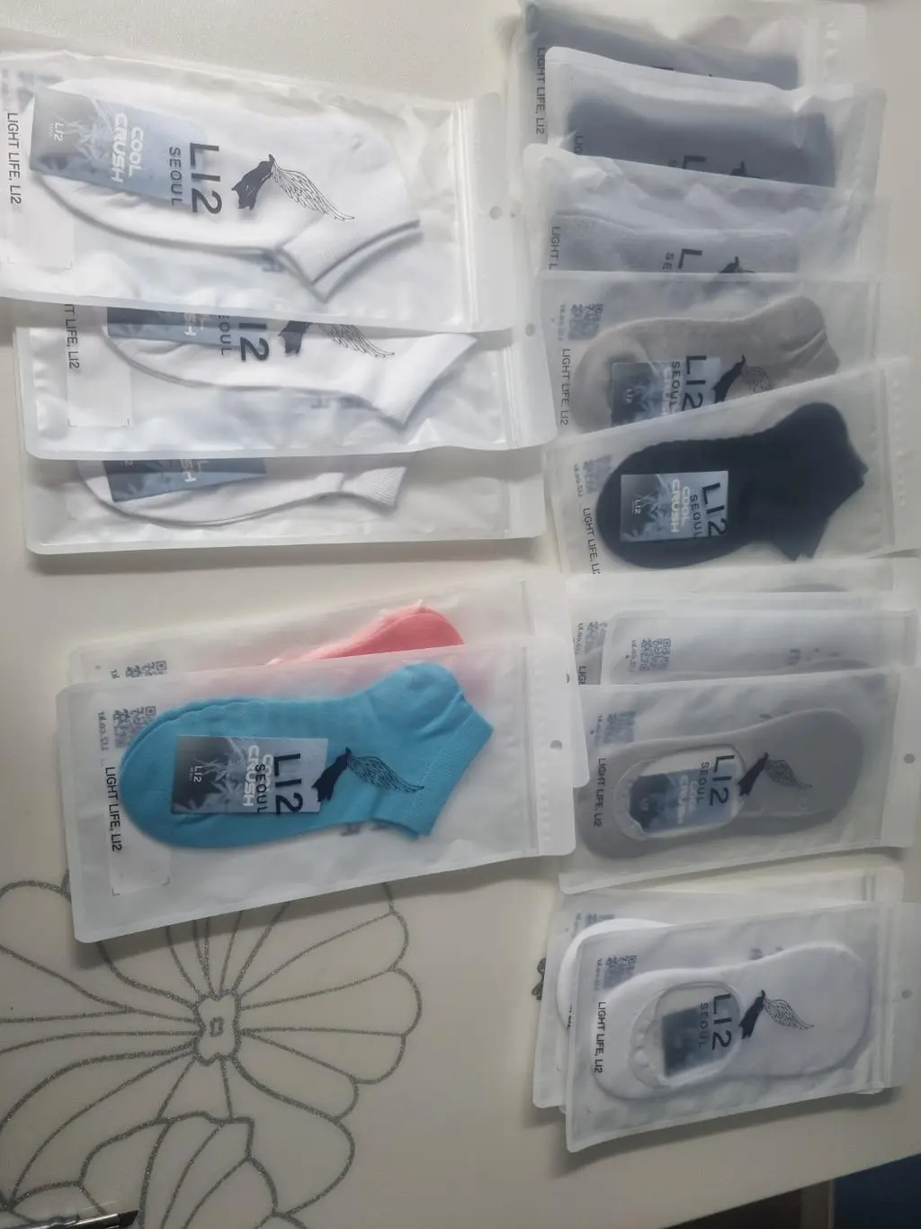 양말 촉감 정말 좋아요. 편해요. 오래 걸어도 땀 배출이 잘 되어 뽀송뽀송합니다~