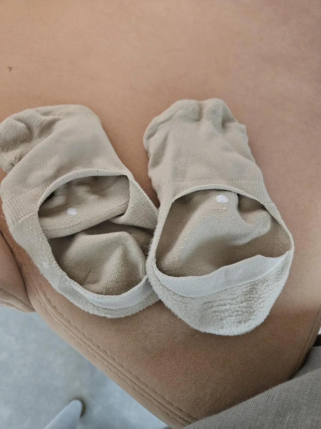 도톰하니 발바닥 안 아파서 좋은데 잘 벗겨져요. 그래서 별하나 뺍니다.