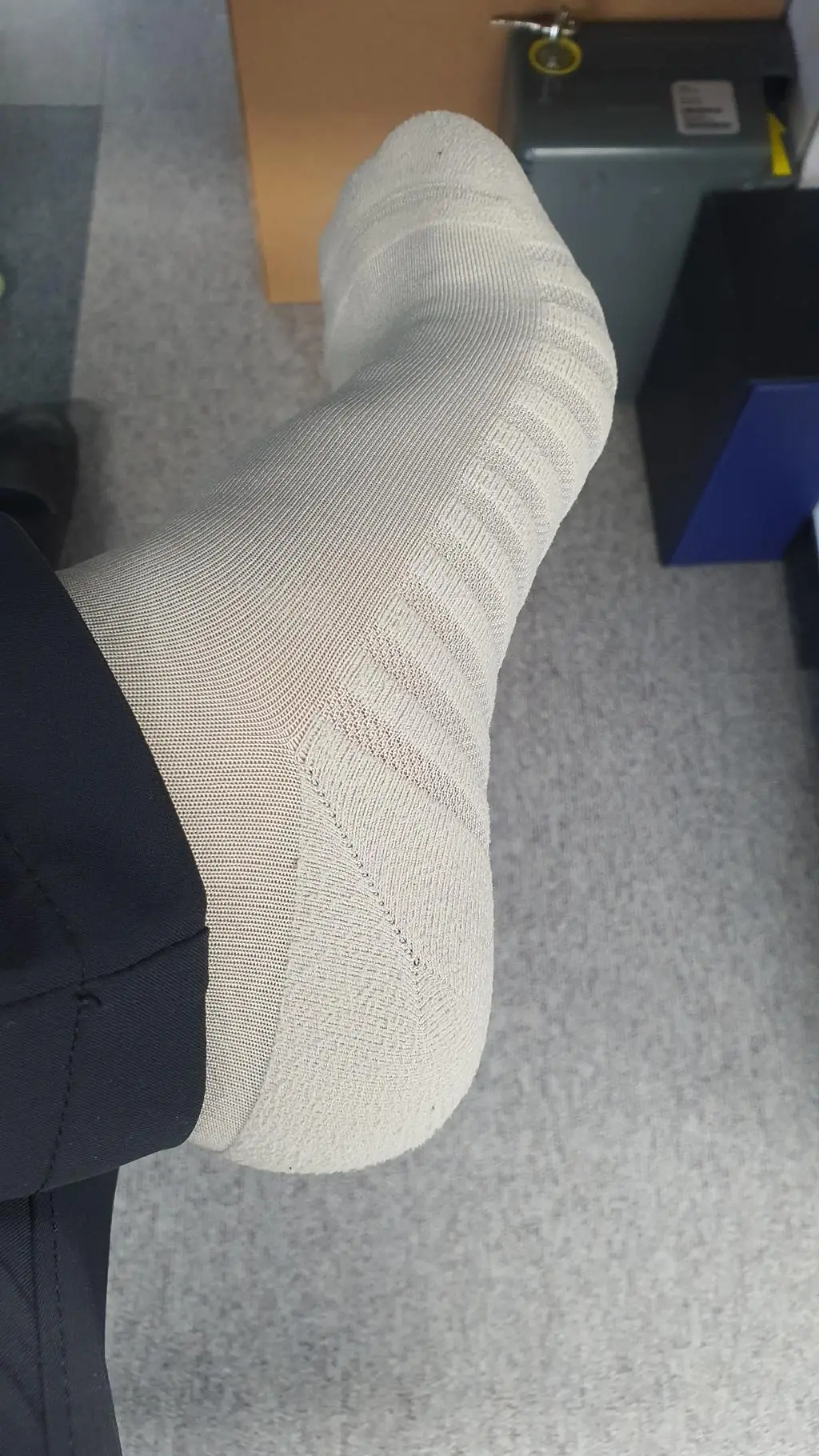 크루넥에 이은 스니커즈 또한 이여른을 견디게 해주네요. 만족하고 아주 잘 신고 출근하