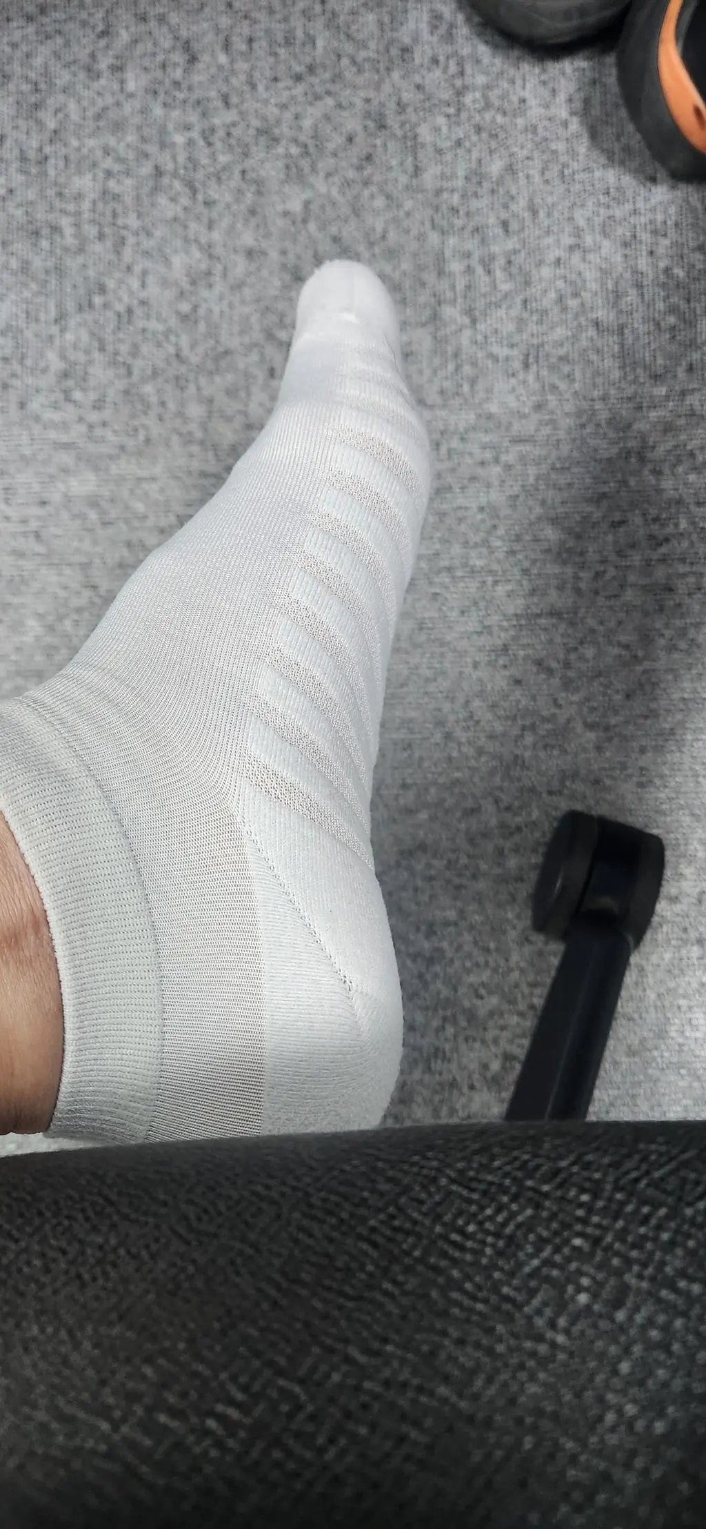 우선 소재가 가볍고 편안합니다. 일상생활용으로 좋습니다. 두께감이 얇은 점은 신발 신