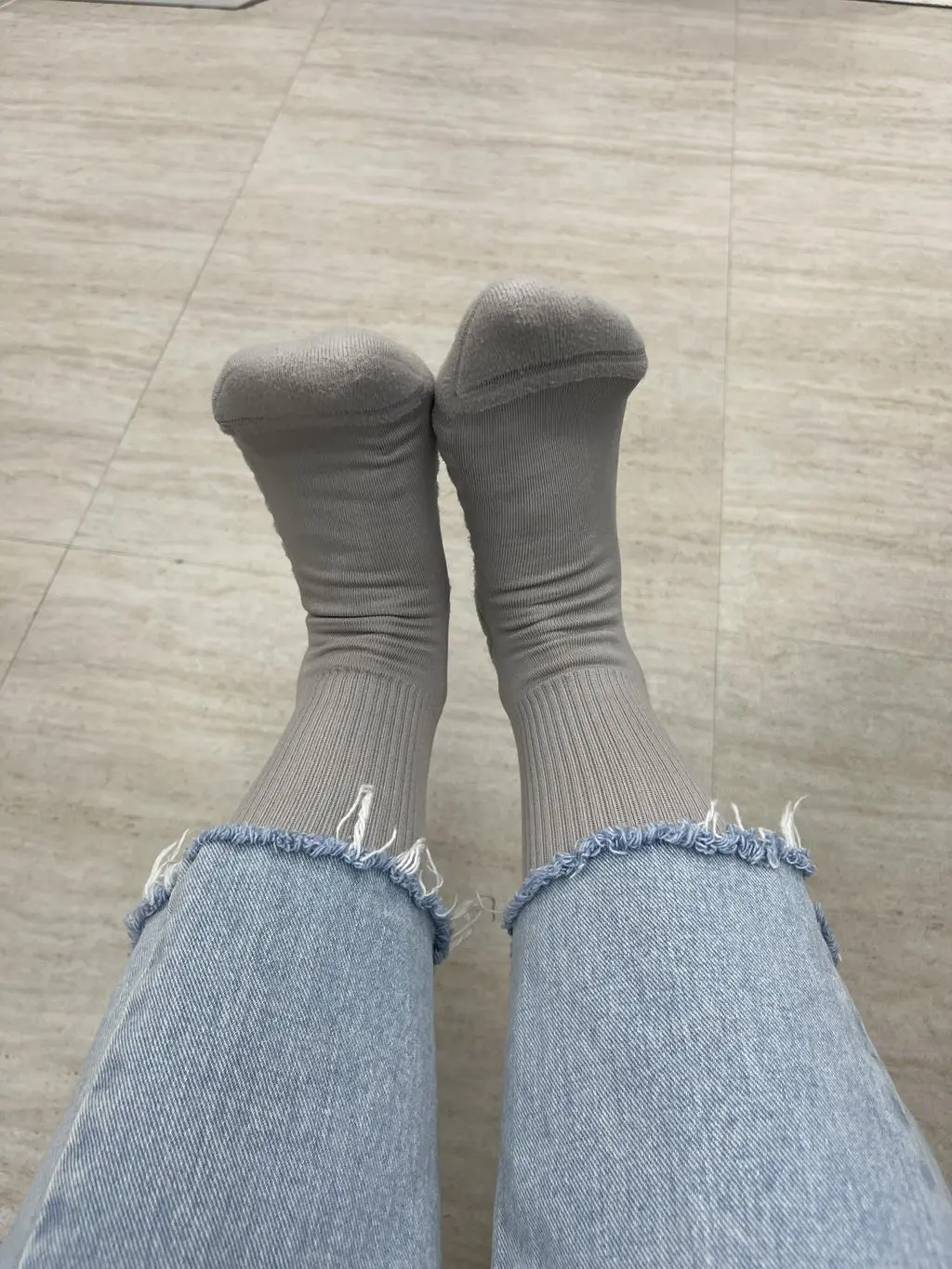 여러색상으로  2세트(14개) 사서 신고 있습니다(화이트 블랙 그레이 )
