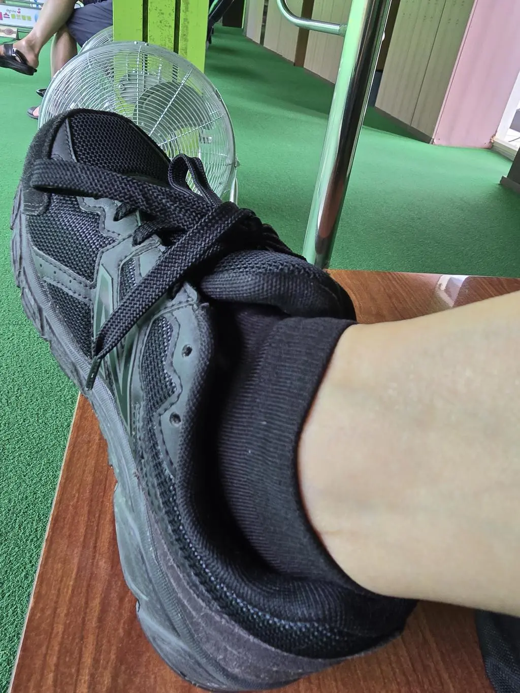 날이 너무  더워   골프화 신으면  발에  땀나고  답답한데 ,시원하다는 후기보고  구매