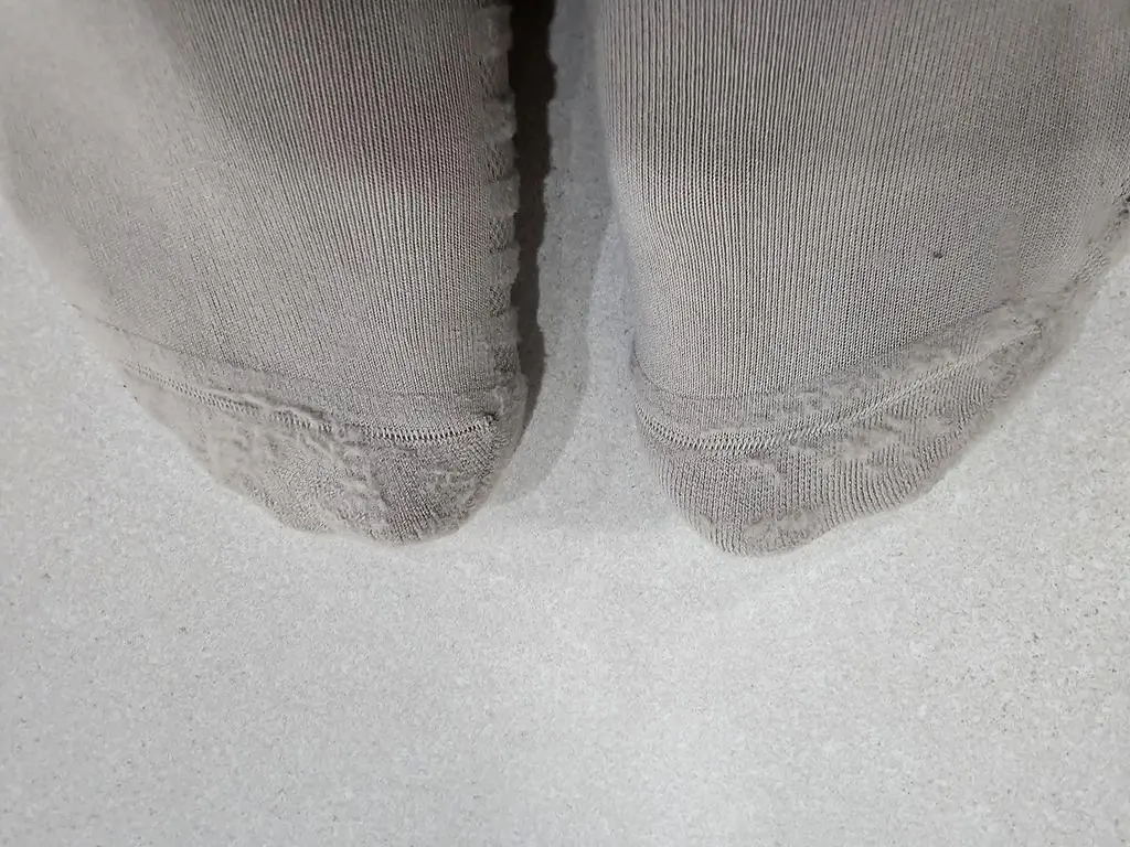얇아서 그런지 미끄럽고 약해보여요. 첫날 신어보니 오전에 벌써 보풀이 생기네요 운동