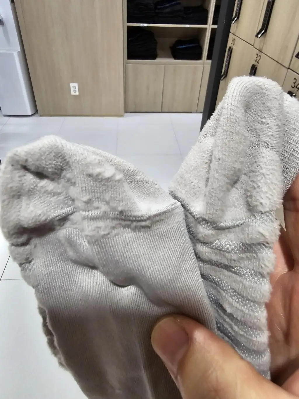 얇아서 그런지 미끄럽고 약해보여요. 첫날 신어보니 오전에 벌써 보풀이 생기네요 운동