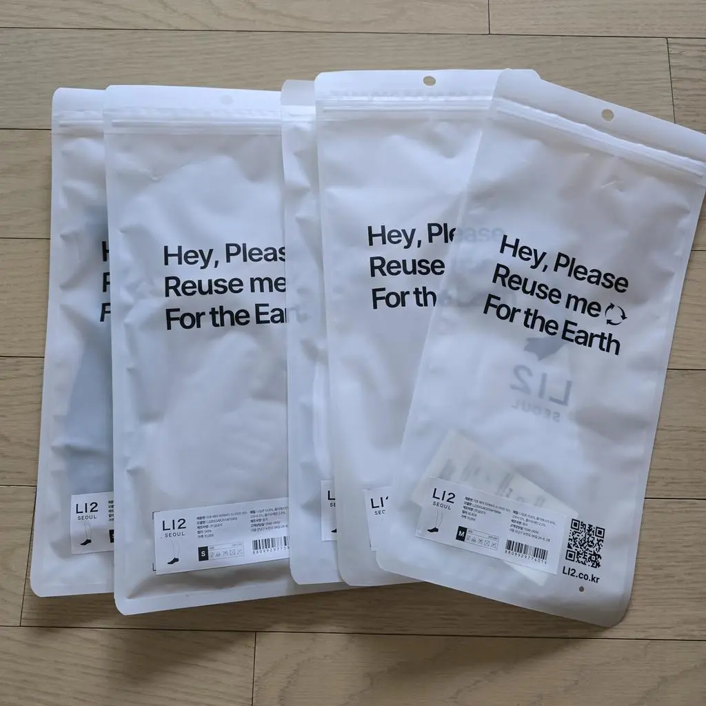 S와 M 둘 다 샀는데 M은 남자 발에 좀 꽉 끼는 듯 해요.
