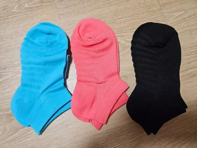 발이 작아서 은근 클까봐 걱정했는데 양말 색깔도 쨍하니 이쁘고 무엇보다 신었을 때 착