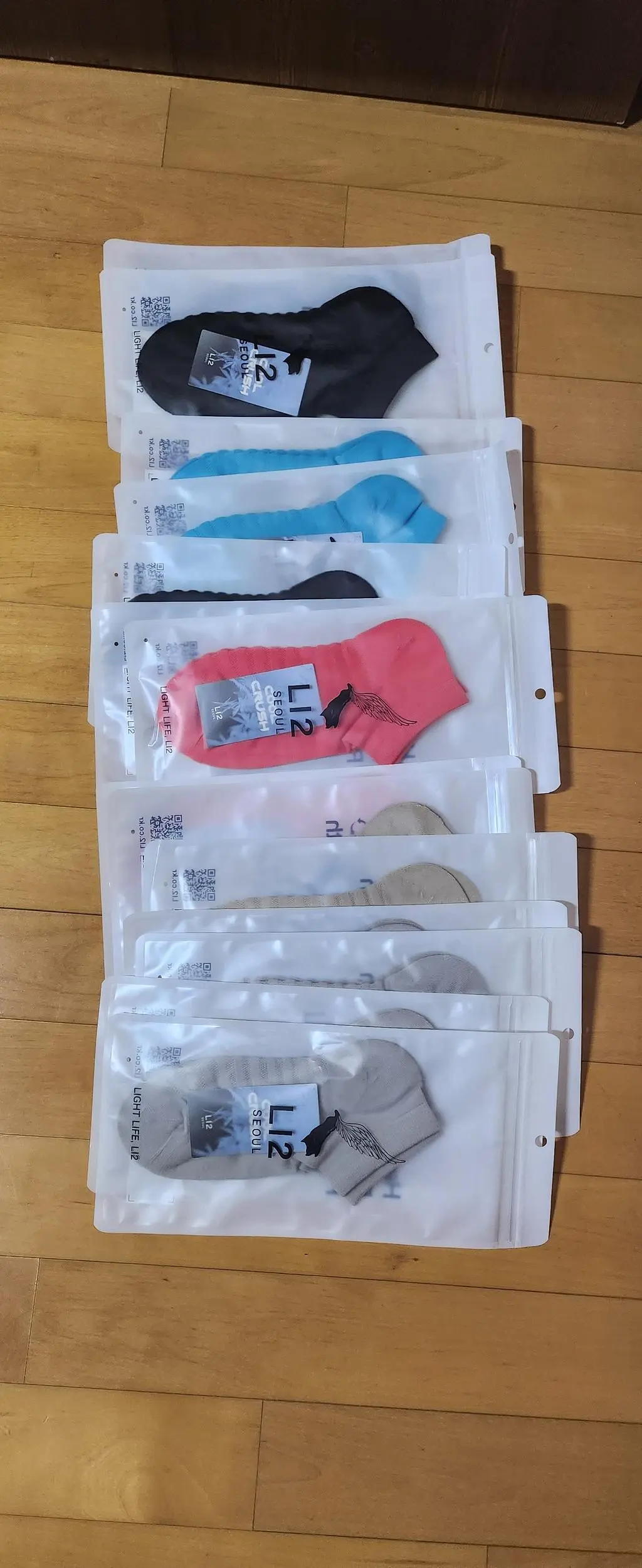 상품받고 즉시 신어보았습니다. 촉감도 좋고 쿠션도 있는것 같고 너무 만족합니다.
