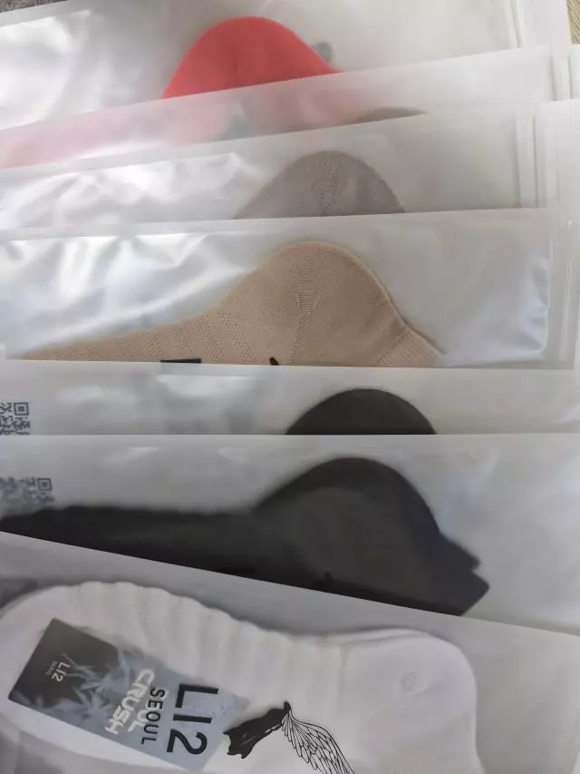 아직 사용하지 않아지만 발에 땀이 많이나서 구매 하루종일 발이 뽀숑했으면 좋게네요
