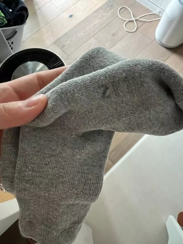 바닥이 두께감이 있어서 쿠션처럼 푹신할 거 같아 좋아요. 지금 신기엔 두꺼워서 가을에