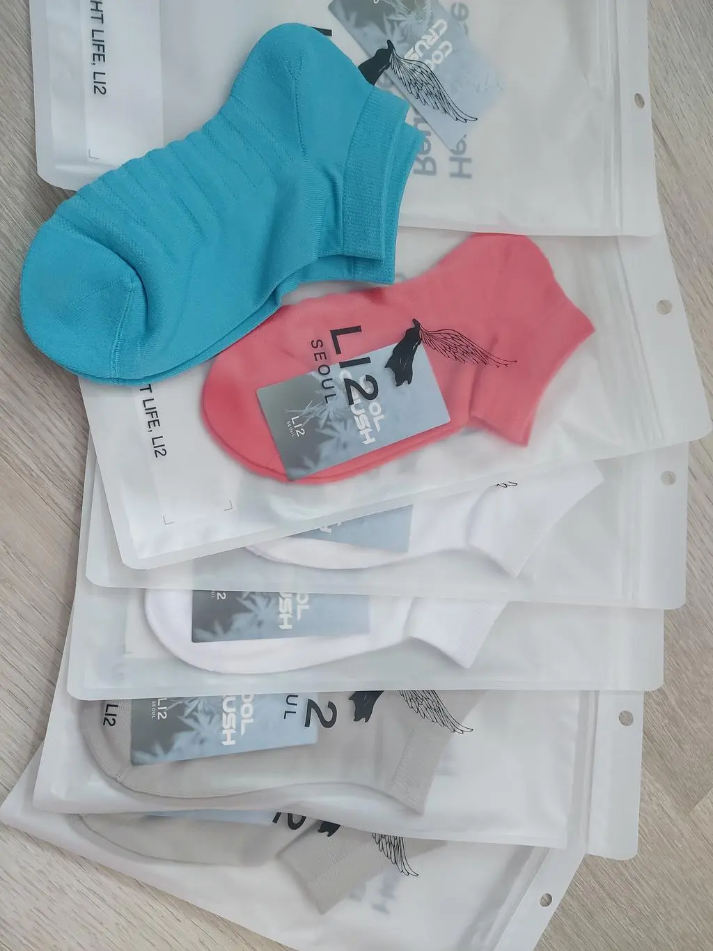 도톰하구 색상도 예뻐요. 특히 블루색상이 예뻐요. 양말 얇은건 이제  못 신겠더라구요