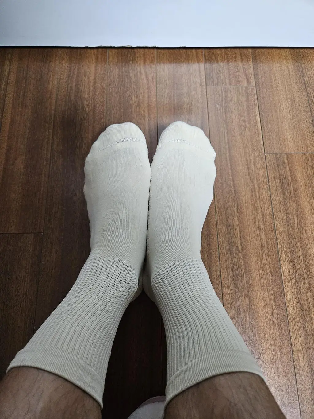 안전화를 신기때문에 두꺼운 양말만 신고 살아왔습니다 
