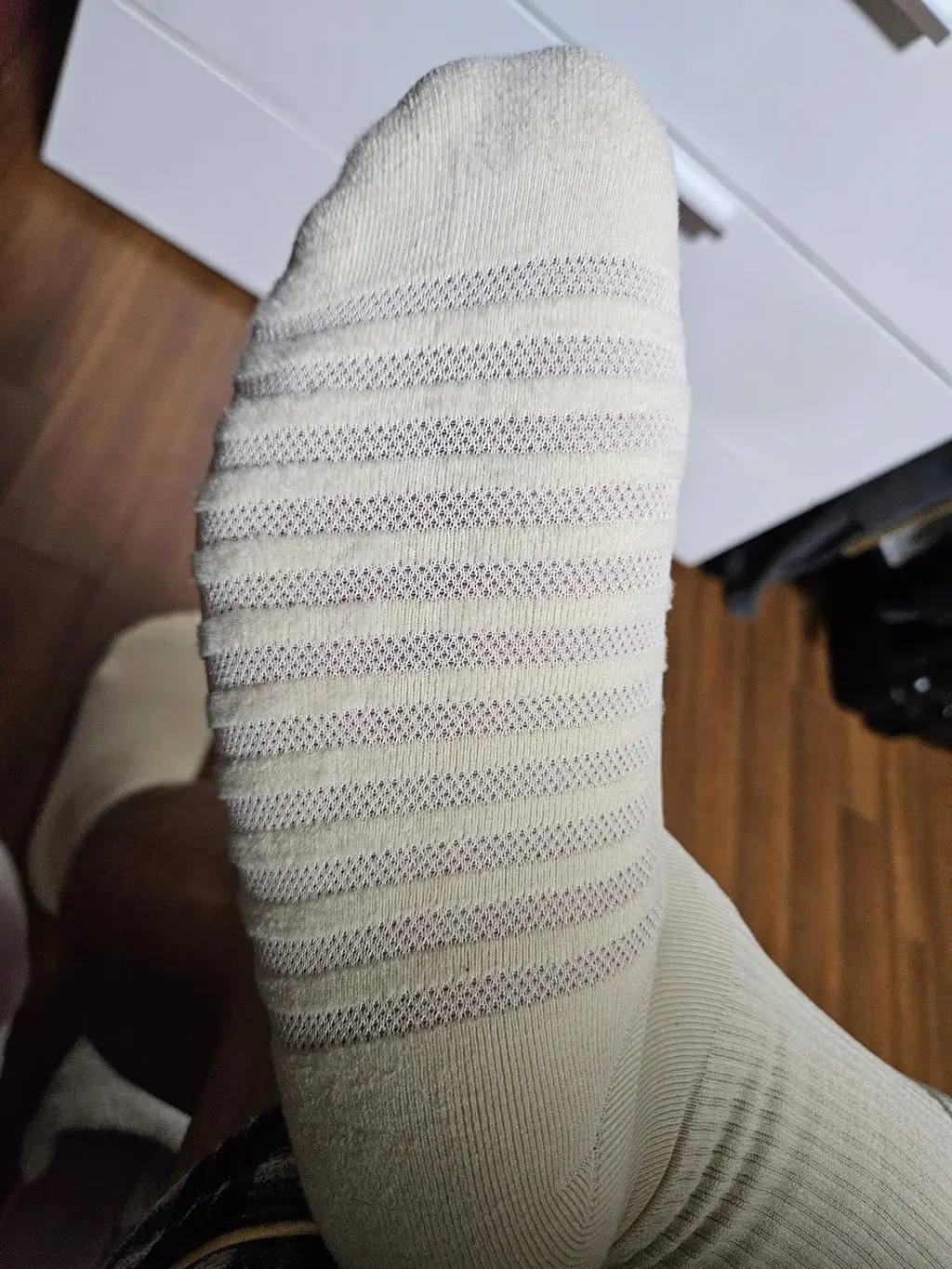 안전화를 신기때문에 두꺼운 양말만 신고 살아왔습니다 
