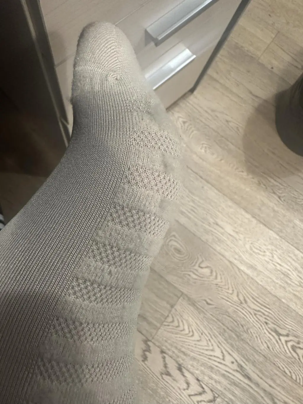 진짜 편하긴한데 하루 신자마자 양말에 올이 올라옴 ㅠ 부프레기가 올라옴 ㅠ