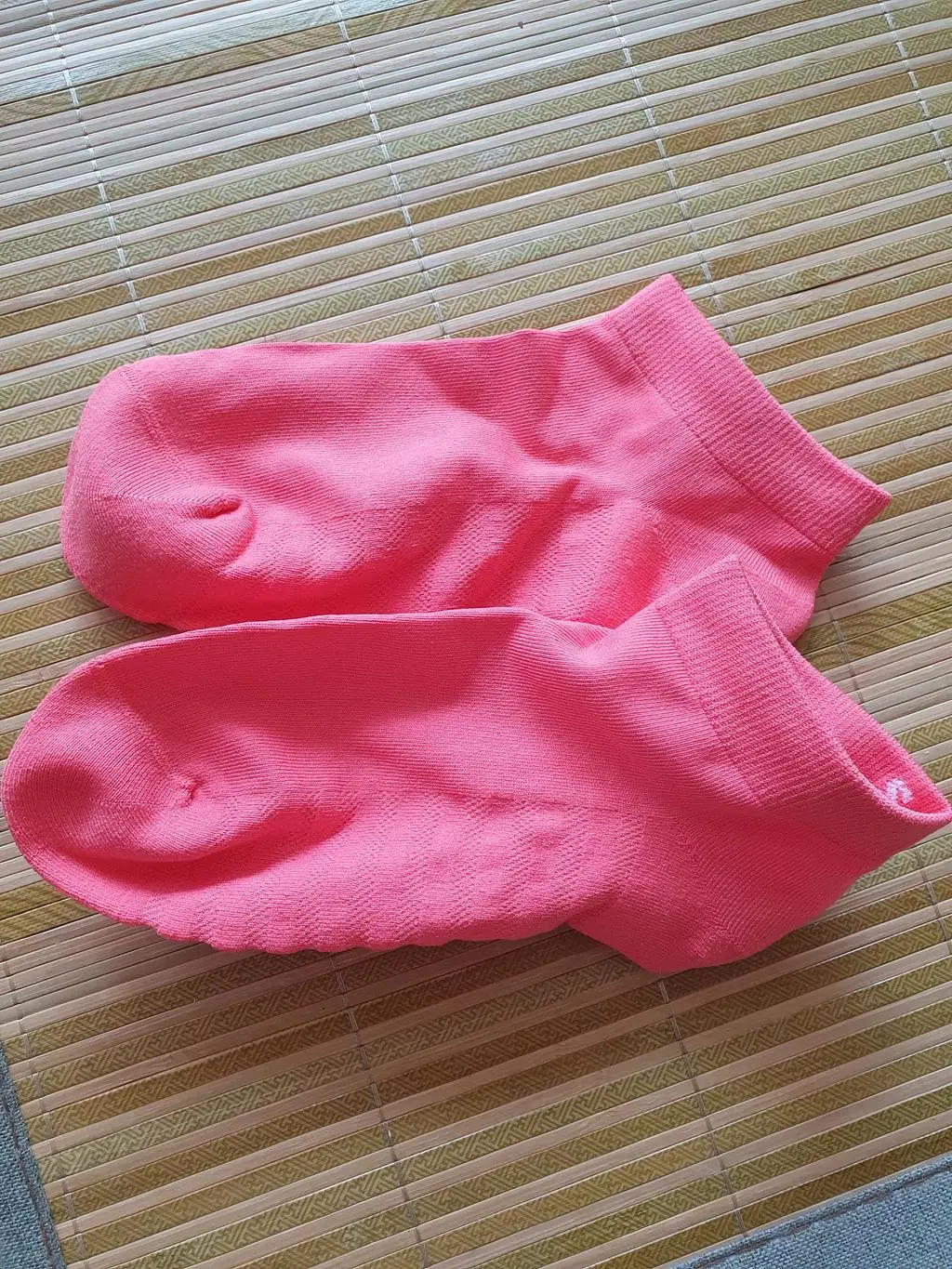 촉감은 좋고 느낌도 좋은데 한번 신었는데 보풀이 맗이 생겼네요 ㅠㅠ 