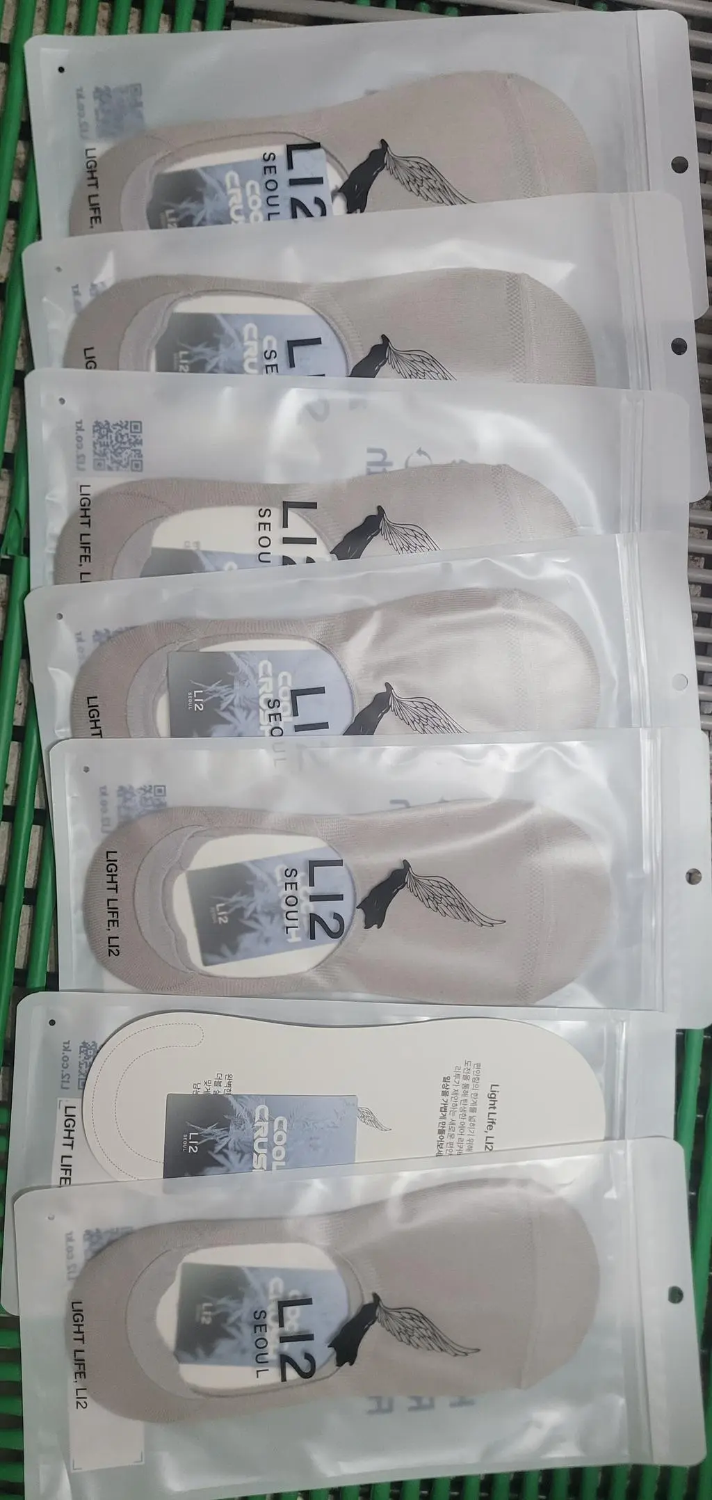 신는 촉감부터 부드러우면서 답답하지 않게 발을 감싸주네요.
