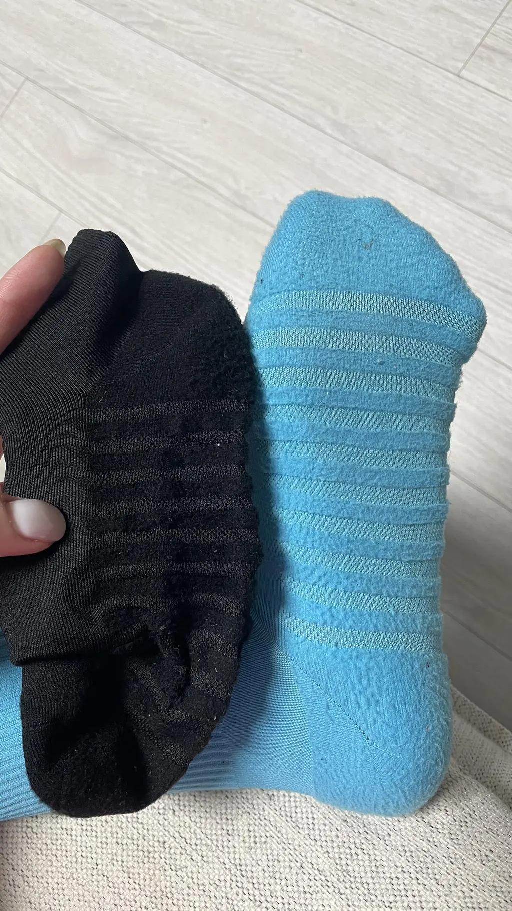 첫개시 4시간 신었나? 발바닥 보니 보풀 쩜..ㄷㄷ
