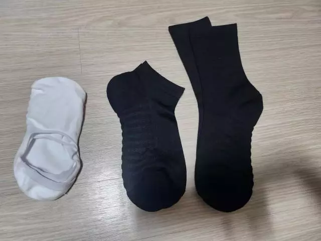 배송이 엄청 빠르네요 . 남편이 편하고 부드럽다고 하네요 . 리뷰 보고 구매했는데 잘신