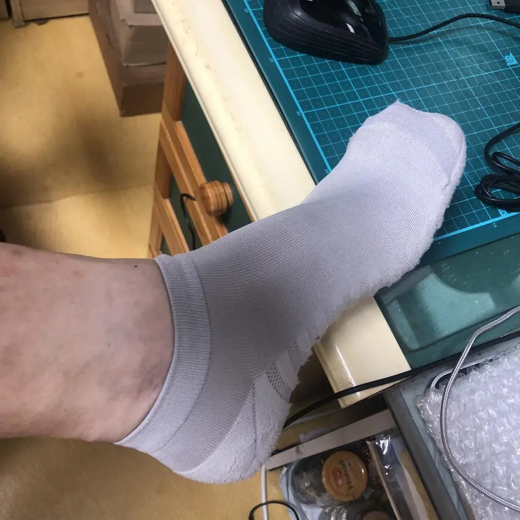 여름에 간편하고 시원하게 다니기에는 좋을듯하긴합니다.장시간 운동시에는 무리일듯 싶