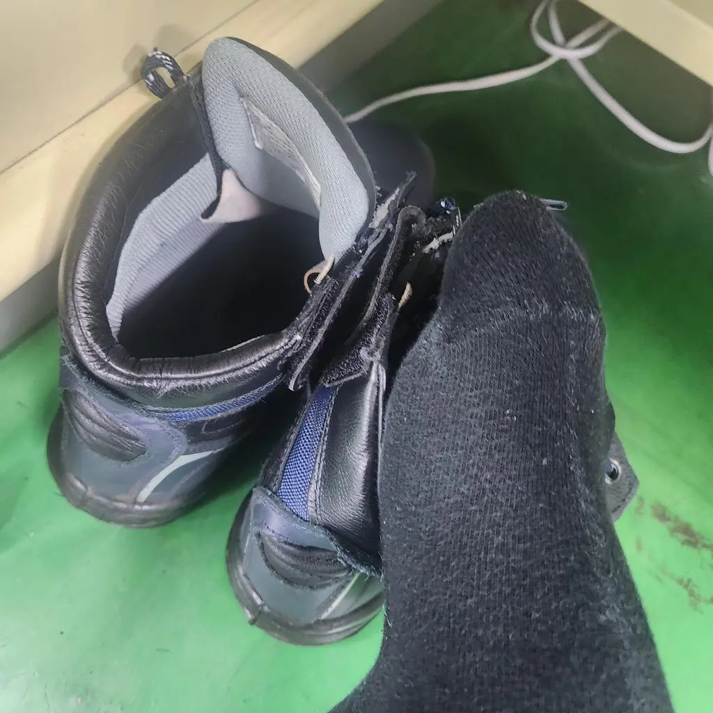 운동할때나 출근할때 신을려고 구매했어요 제 발이 270mm 인데 꽉 잡아줍니다. 아들도 