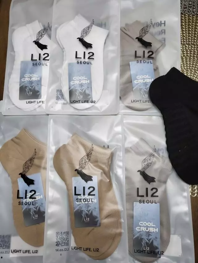 너무 편하고 잘 신고 다닐듯 싶어요. 바닥 부분이 통풍도 잘 되고 운동 할때 편하겠어요