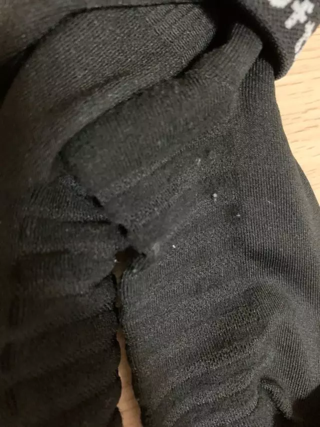 생각보다 통기성이 적다. 그리고 물빠짐이 심하고 벨크로에 한없이 약하다. 1회세탁 후