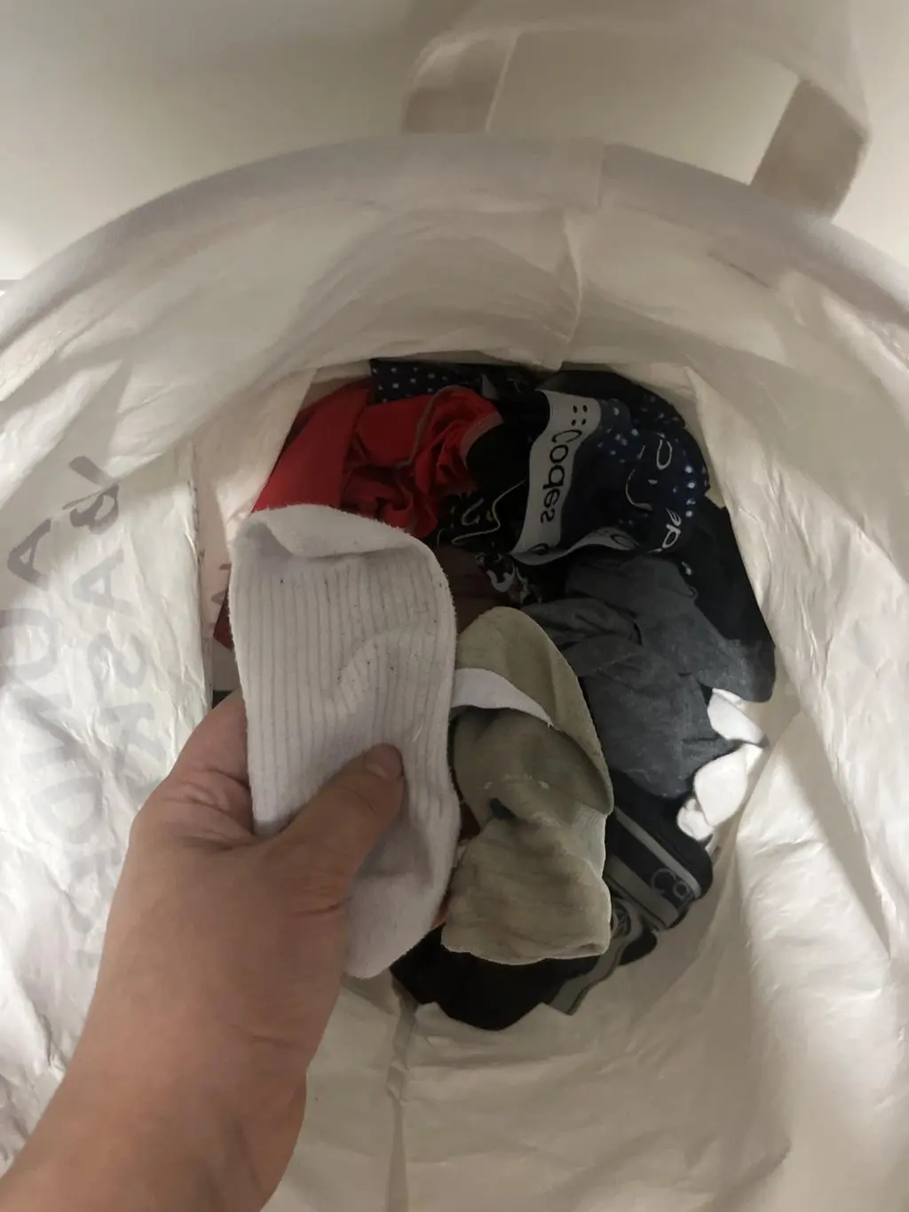 세탁하니까 미끄럼 방지 다 떨어지고 너무 줄어서 못신겠네요 ㅠ 
