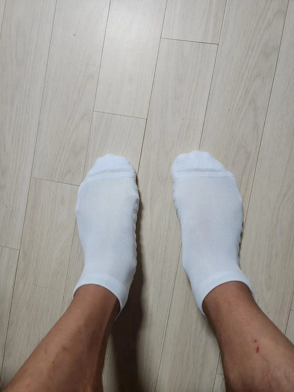 감촉이 좋고 조임이 없어 편하네요. 딱딱한 바닥에서는쿠션감도 느껴져서 좋구요.