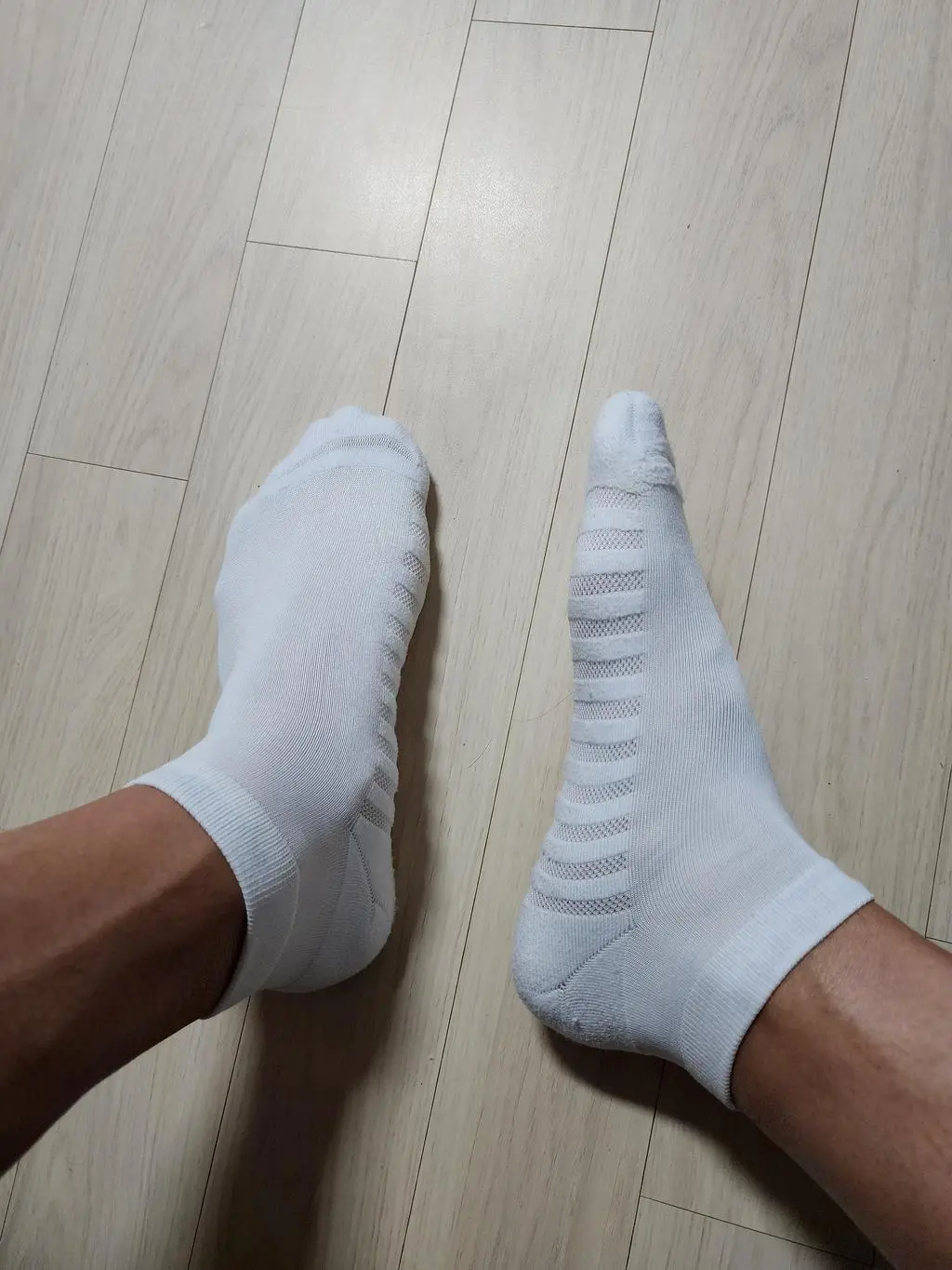 감촉이 좋고 조임이 없어 편하네요. 딱딱한 바닥에서는쿠션감도 느껴져서 좋구요.