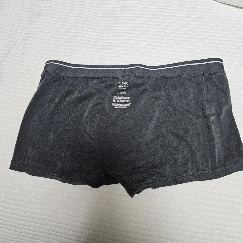 청량감이 느껴지는 시원한 소재로 편안합니다. 조이ㅁ이 적은 밴드처리도 좋아요. 더위