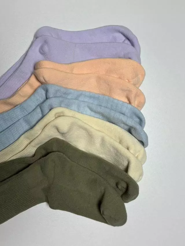 색이 너무 귀여워요 ㅠㅠ 발바닥 부분이 특히나 두껍고 폭폭해서 쿠션감이 좋아요. 요즘