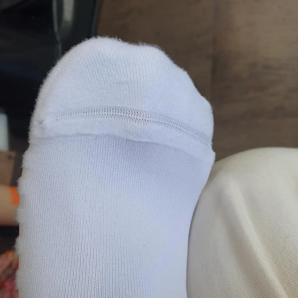 발톱부분이 덧대어져서 발톱으로인해 쉽게 구멍나지 않을것같고 부드럽지만 미끄럽지 않