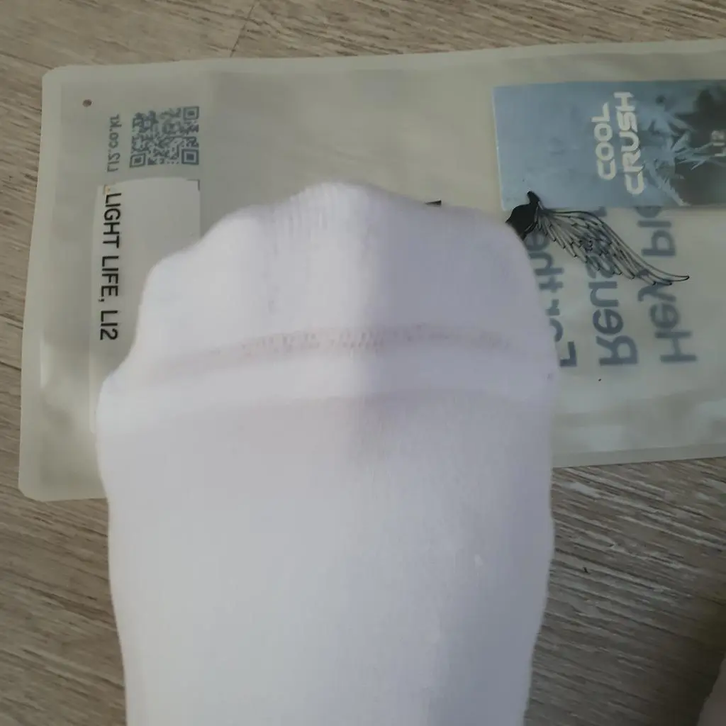 발톱부분이 덧대어져서 발톱으로인해 쉽게 구멍나지 않을것같고 부드럽지만 미끄럽지 않