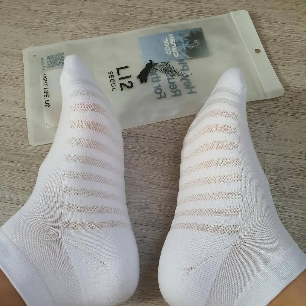 발톱부분이 덧대어져서 발톱으로인해 쉽게 구멍나지 않을것같고 부드럽지만 미끄럽지 않