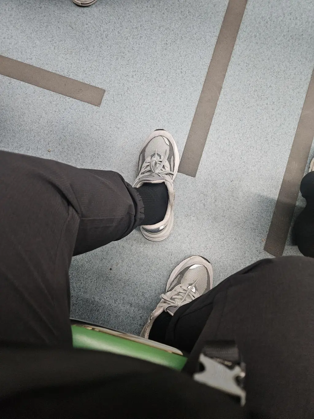 요가매트 위에서 동작을 하는데 미끄럽더라구요