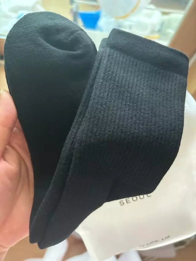 기본으로 잘 신고 있어요
