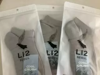 신축성이 아주 좋는 것도 아니고 신고 나간 당일 몇시간 지나지 않아 바닥과 뒷꿈치에 