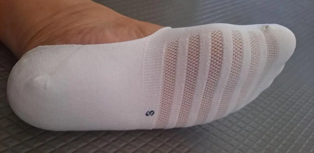 바닥이 두툼한여 착용시 편합니다.
