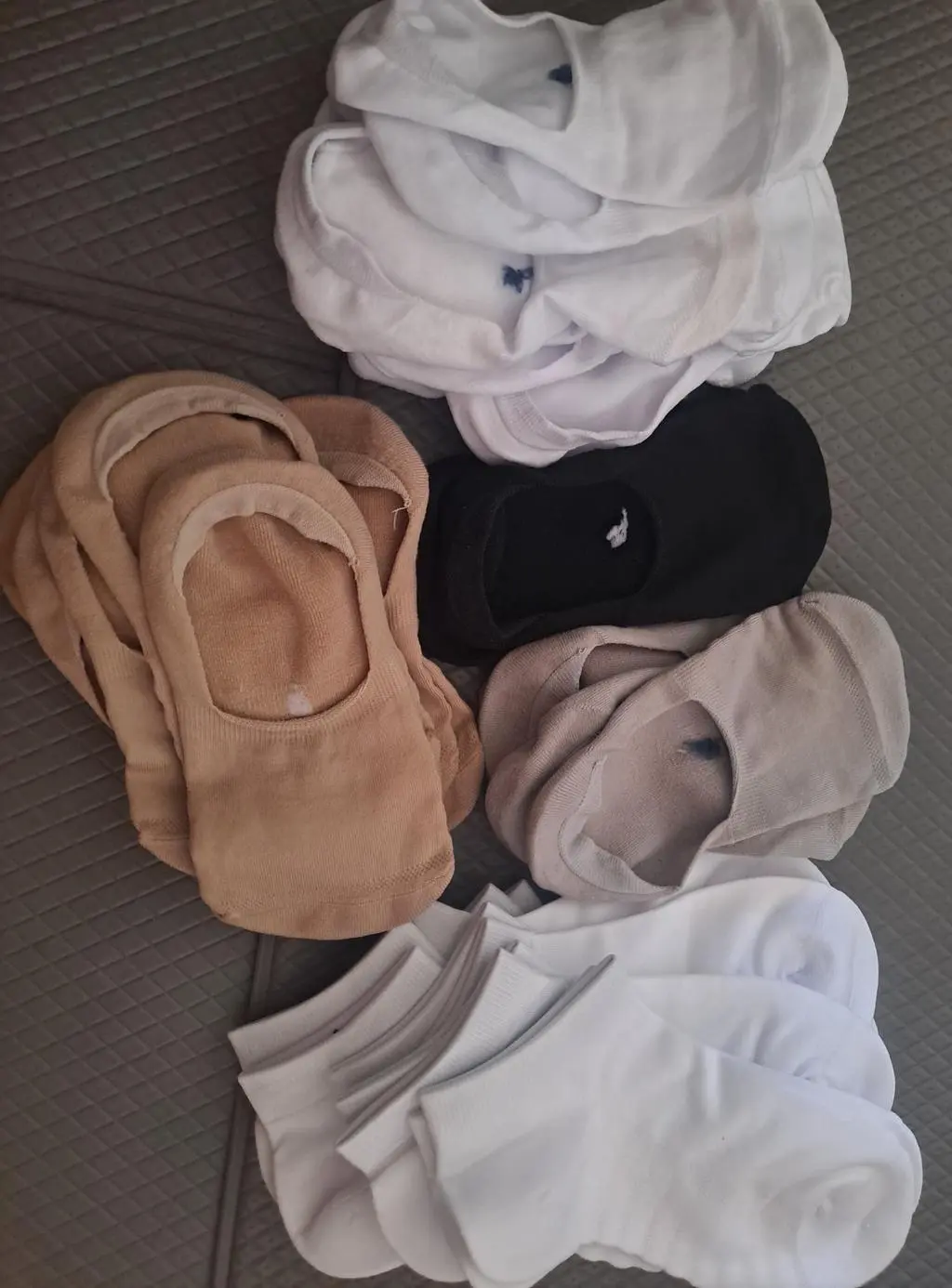 바닥이 두툼한여 착용시 편합니다.
