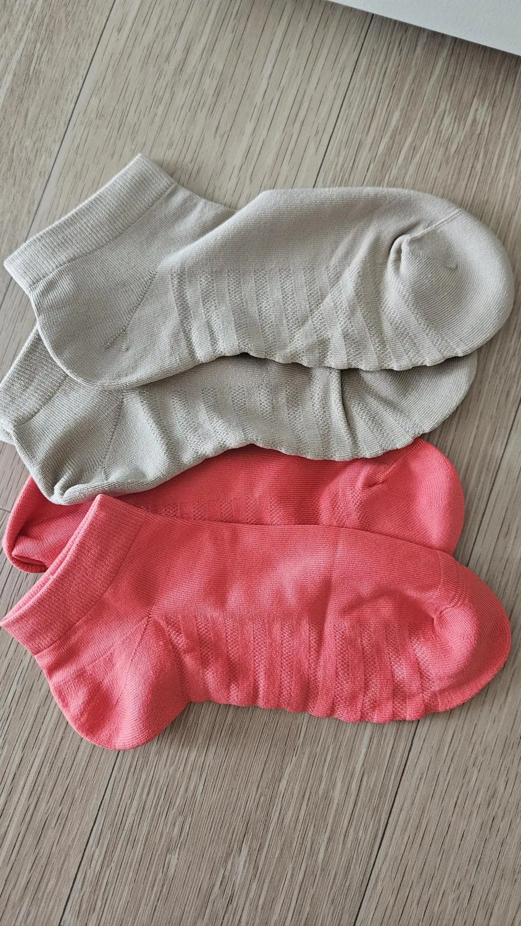 리투양말 신고 일하면 발이 덜 피로한것 같아 가격도 착해서 여름 양말도 주문했어요~하