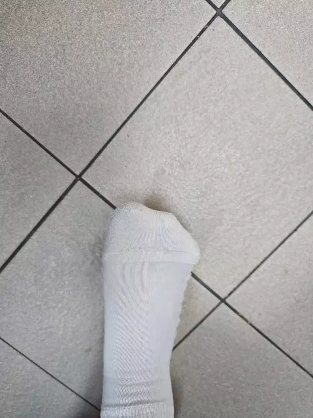 양말자체는 엄청부드러워요. 근데 발목은 조여요. 발목이 두꺼워 어쩔수 없는듯...양말