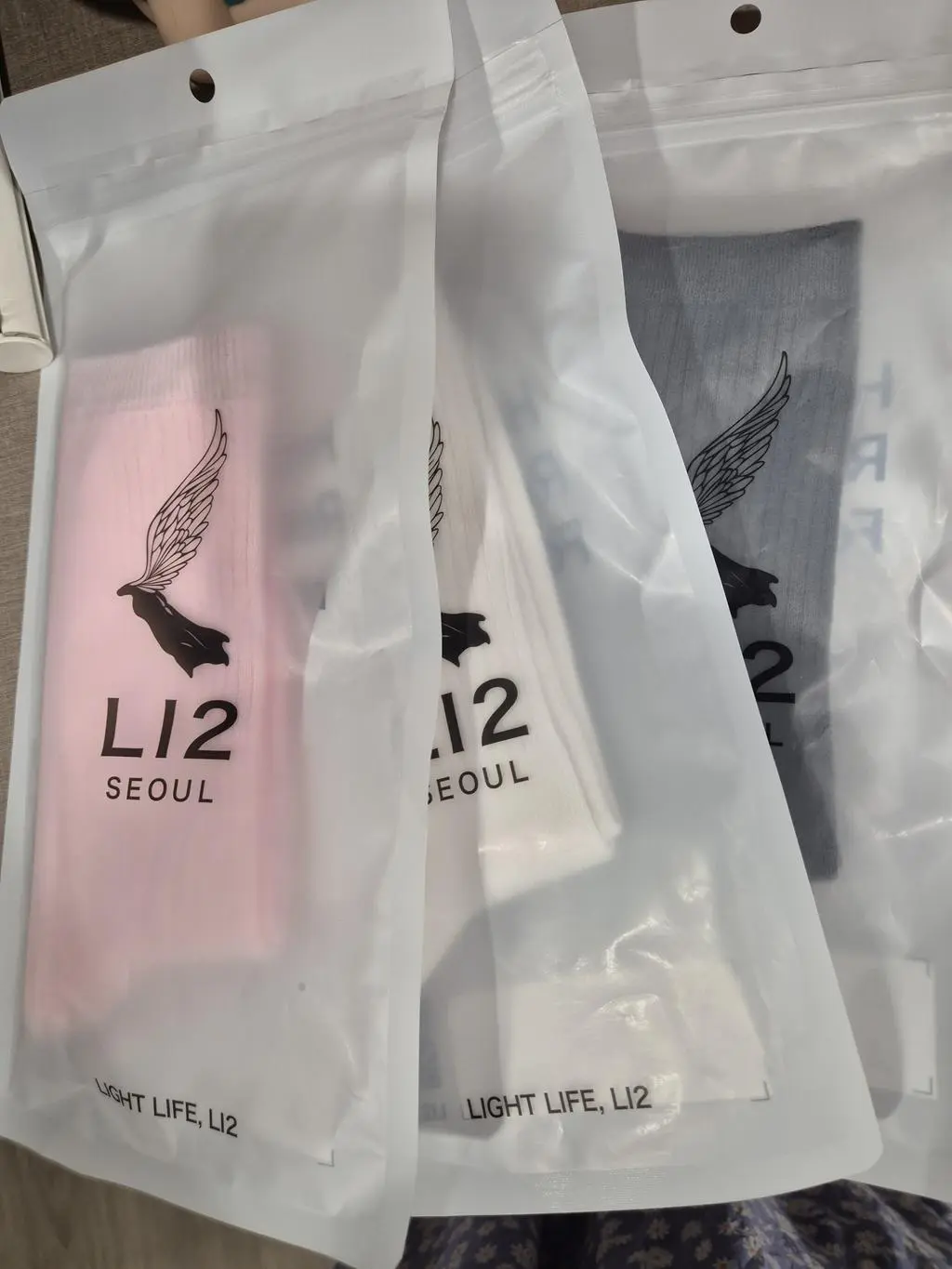 제가 구매해서 신어보고 짱짱하고 너무좋아서 지인선물도 했습니다 색도 이쁘고 발도편