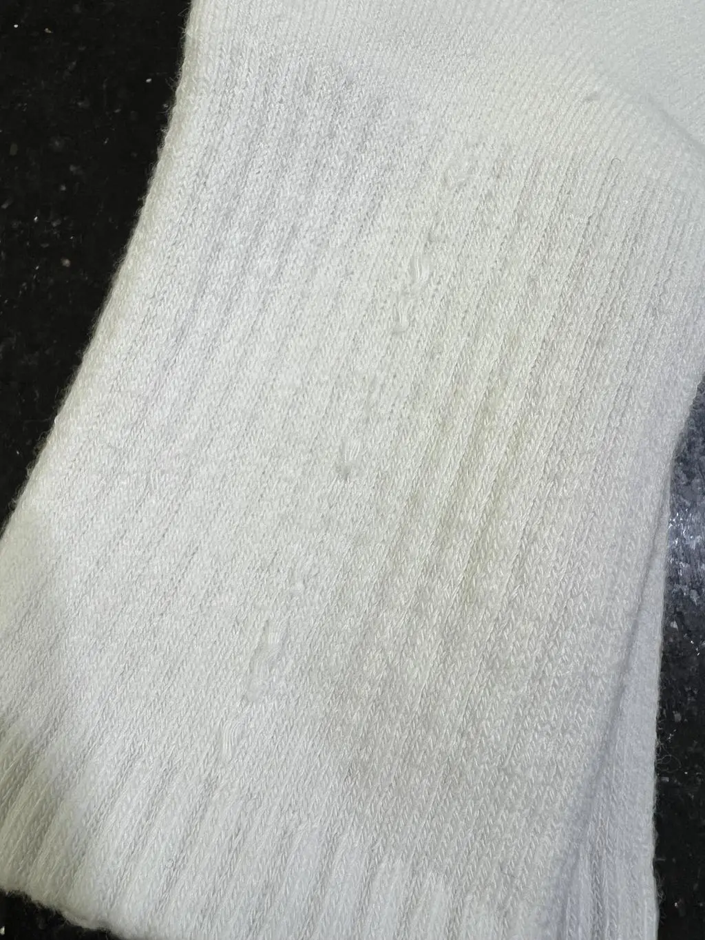 길이가 맞지 않는 양말 , 올이 풀린 양말이 와서 교환을 받고싶었으나 번거로워 요번에