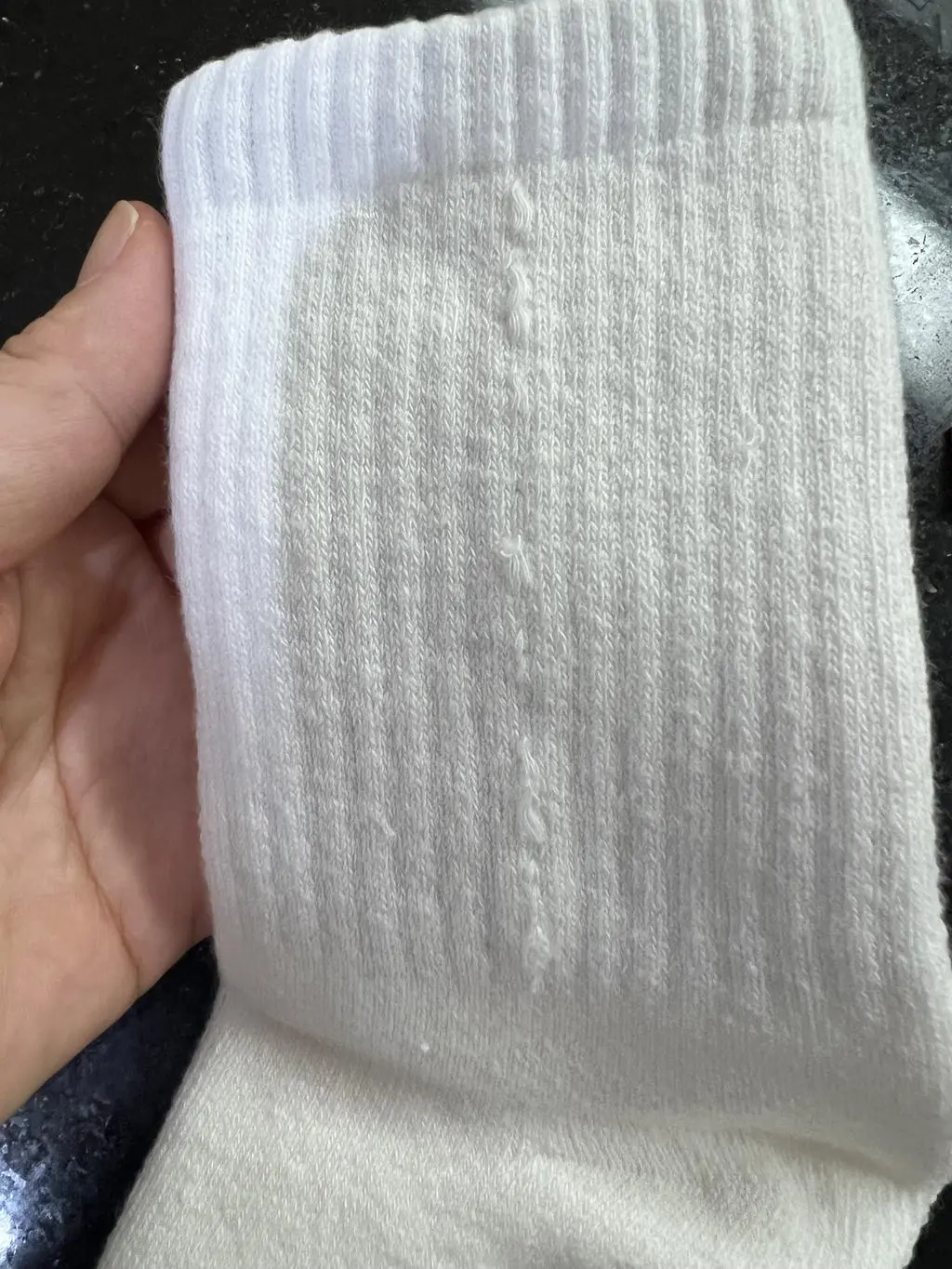 길이가 맞지 않은 양말, 올이 풀린 양말이 와서 교환을 받고 싶었으나, 번거로워 요번에