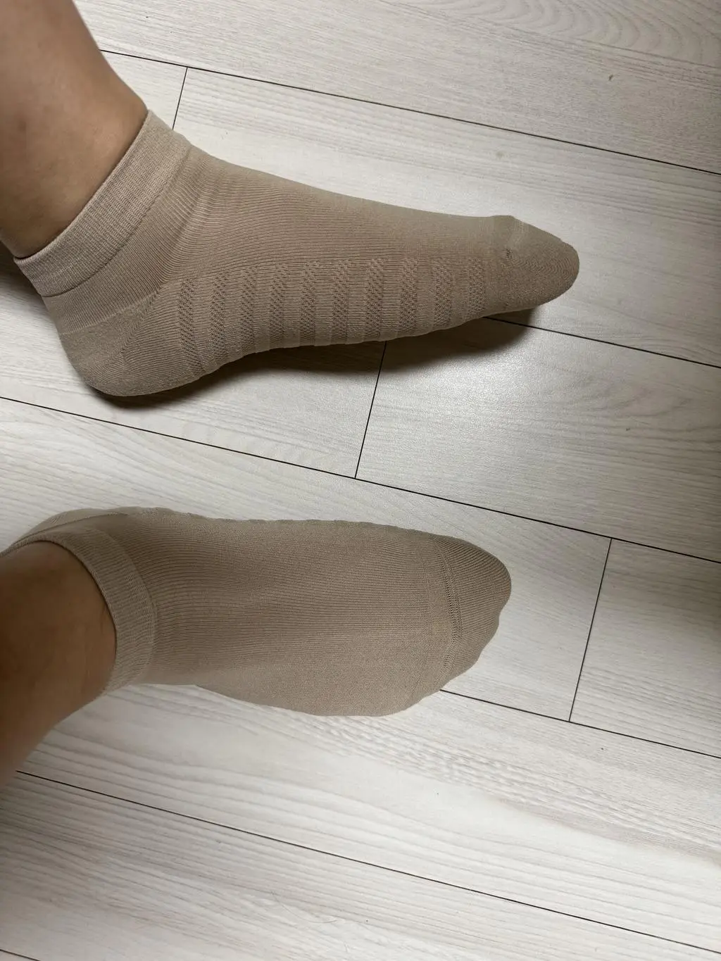 부드러운 재질에 바닥이 메시 재질이라 시원합니다. 발목 바로 위까지 올라오는 재질이