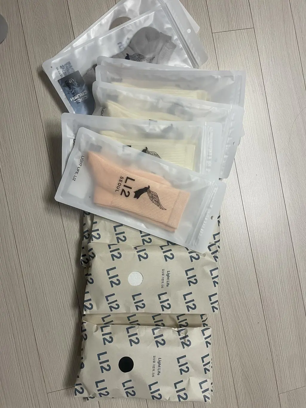 흰색을 사고 싶었는데; 품절이라 아이보리 했어요~
