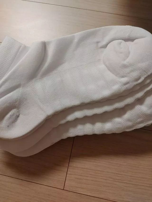 얇으면서 바닥쪽에 쿠션감있게 만들어서 발에 피로감을 덜해줘요~~
