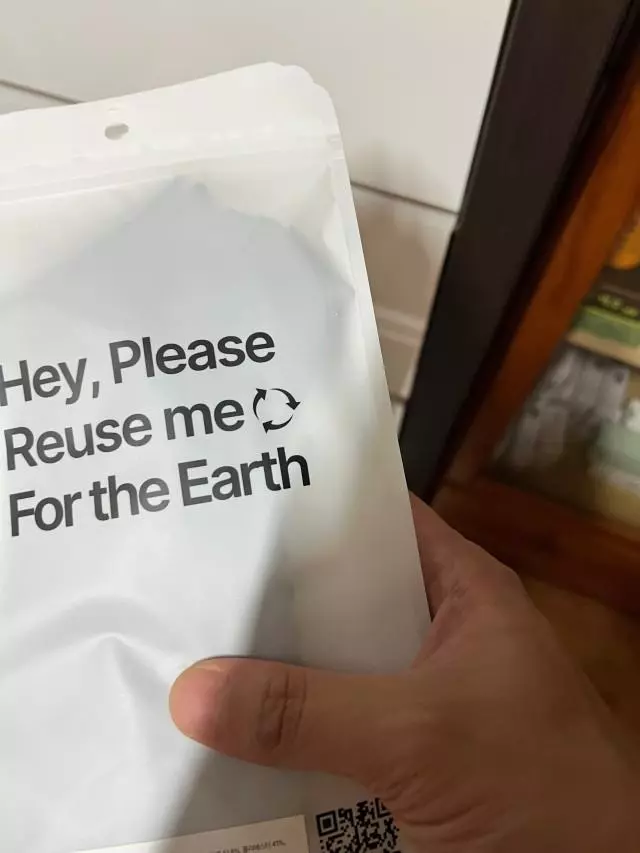 검정 신으면 발톱이 봉숭아한거처럼 꺼매져서 안신어요
