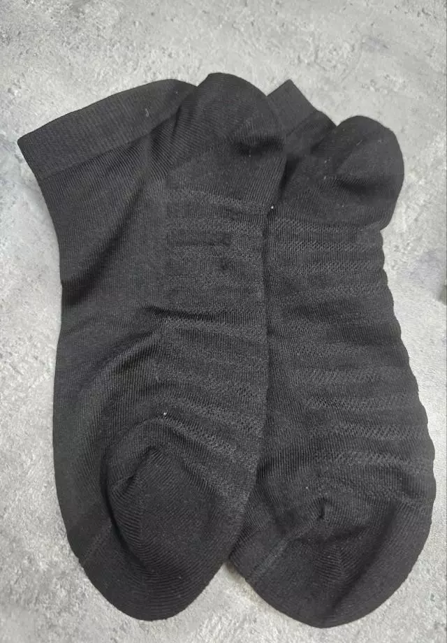 운동할때 신으니 좋아요~ 발도 편하고, 신축성은 많이 없어요~ 원래 신랑 신으라고 샀는