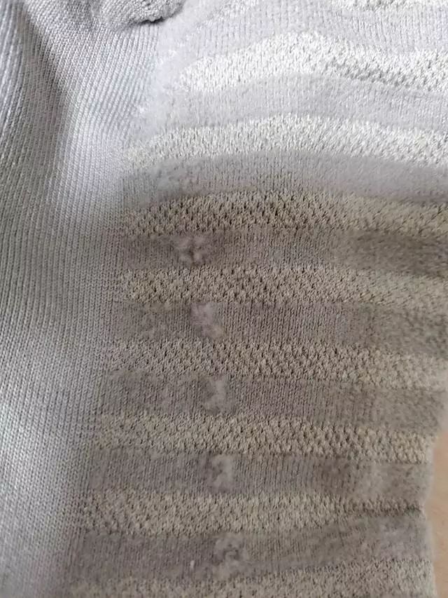 한번신었는데 발바닥 닿는 부분이 약간 해지네요
